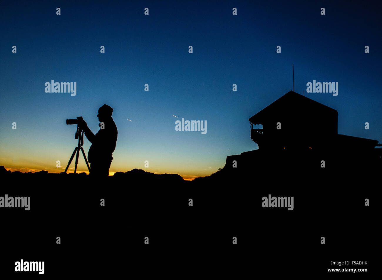 Fotografo per scattare delle foto al tramonto dal Nuvolau hut, sopra il Passo Falzarego, Belluno, Italia Foto Stock