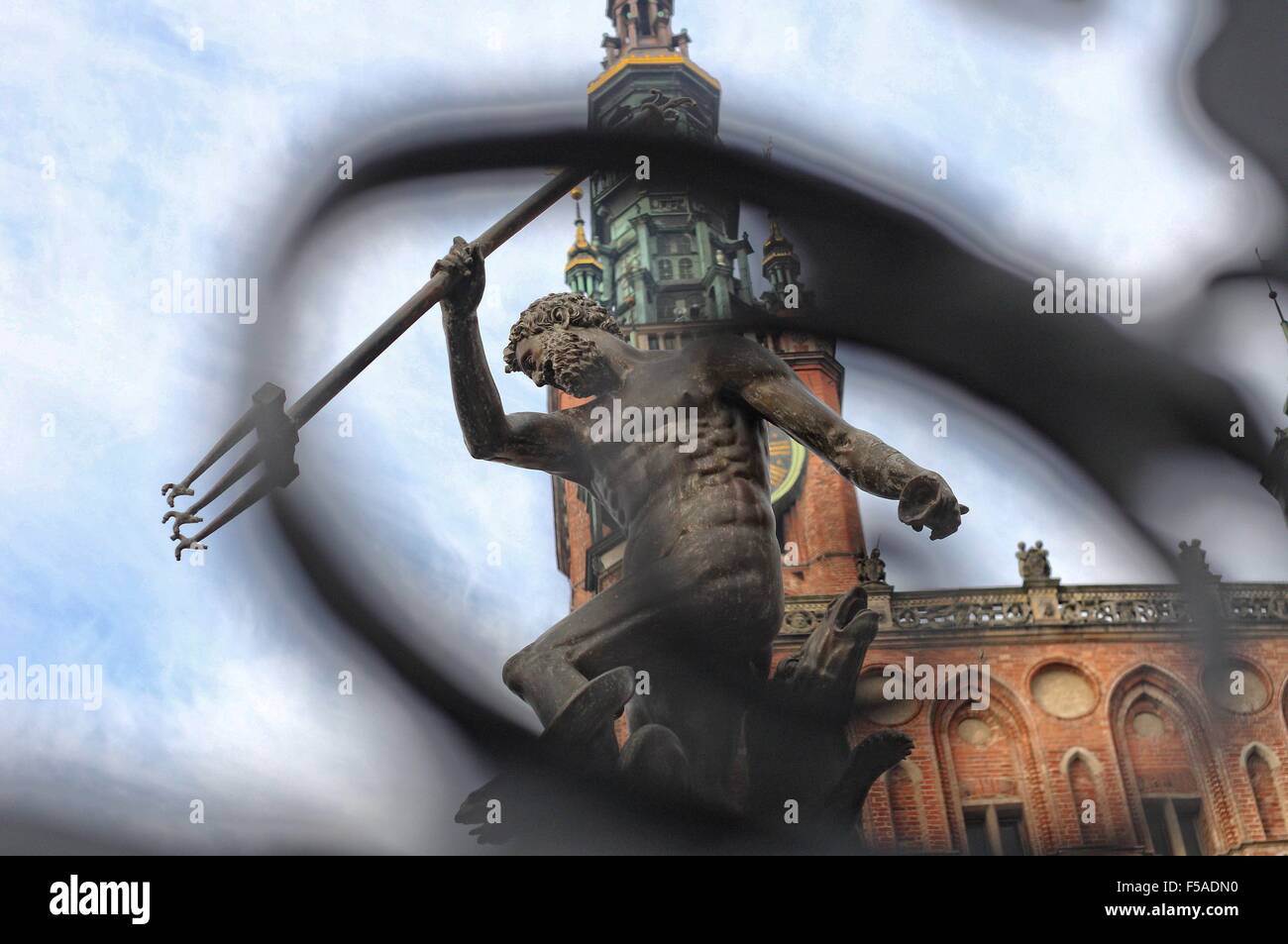 Gdansk, Polonia 31st, Ott. 2015 persone a piedi nella parte anteriore della fontana di Nettuno. Fontana è stata disattivata a causa di gelo. Pochi turisti ha deciso di visitare il centro storico di Danzica centro città. Sabato 31st. Il tempo è soleggiato ma molto freddo, la temperatura non superi i 5 gradi centigradi. Credito: Michal Fludra/Alamy Live News Foto Stock