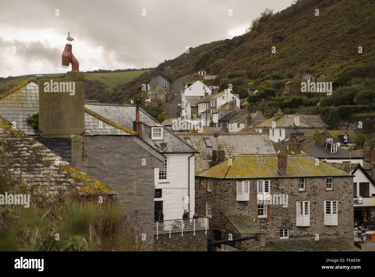 Tetti e pareti dipinte di bianco a Port Isaac, Cornwall. Foto Stock