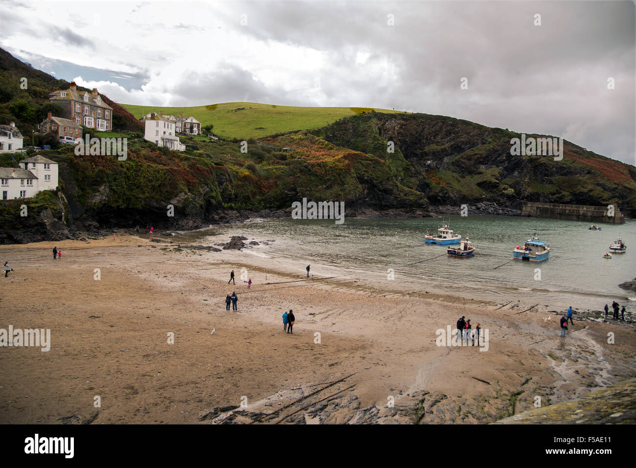 Tetti, Spiaggia, scogliere e pareti dipinte di bianco a Port Isaac, Cornwall. Foto Stock