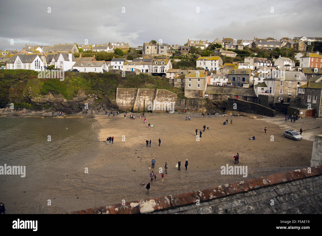 Tetti, Spiaggia e pareti dipinte di bianco a Port Isaac, Cornwall. Foto Stock