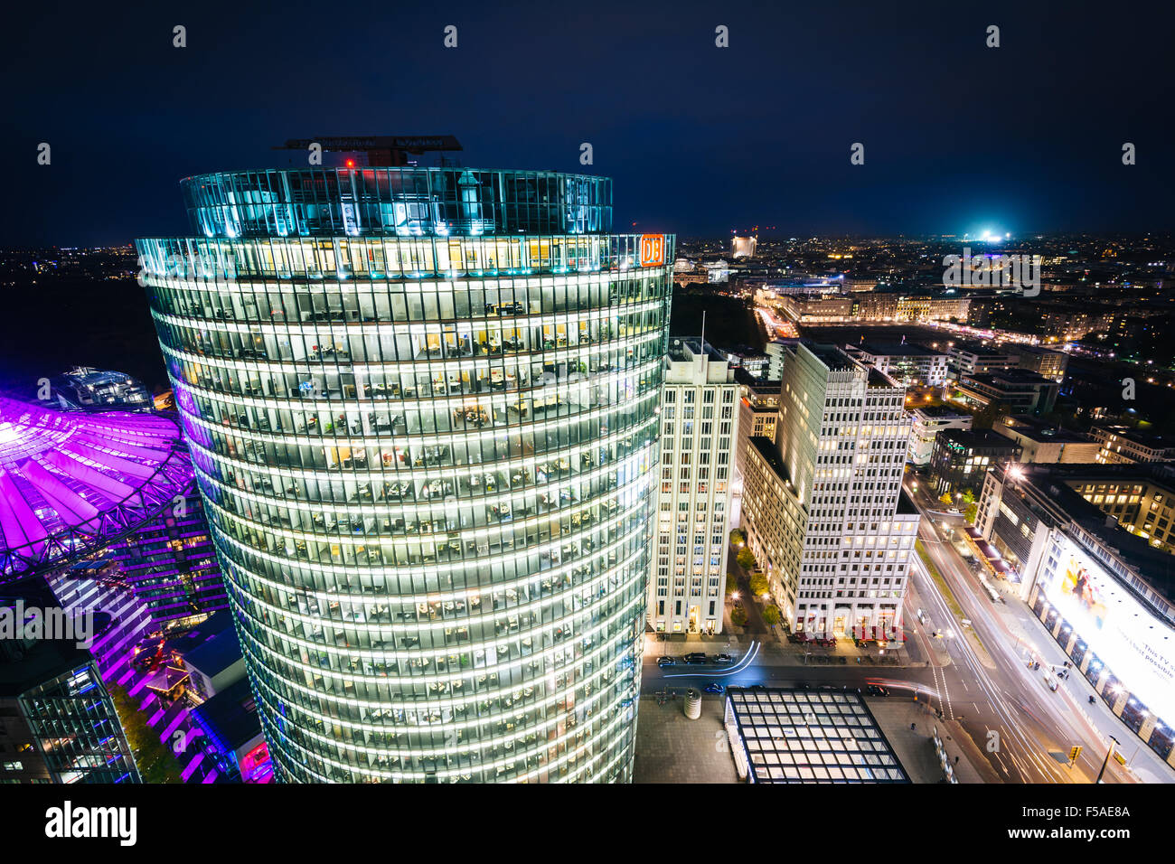 Vista degli edifici moderni a Potsdamer Platz di notte, a Berlino, Germania. Foto Stock