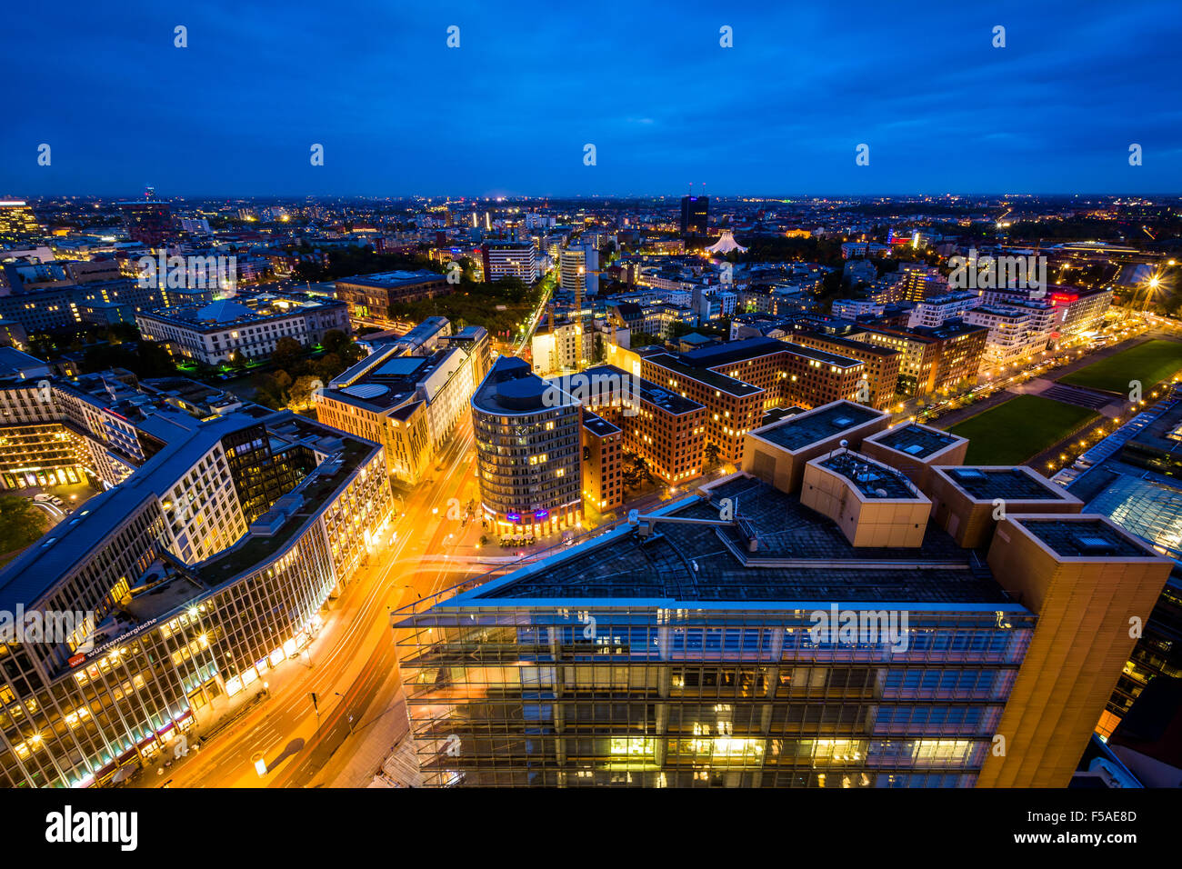 Vista degli edifici moderni a Potsdamer Platz di notte, a Berlino, Germania. Foto Stock