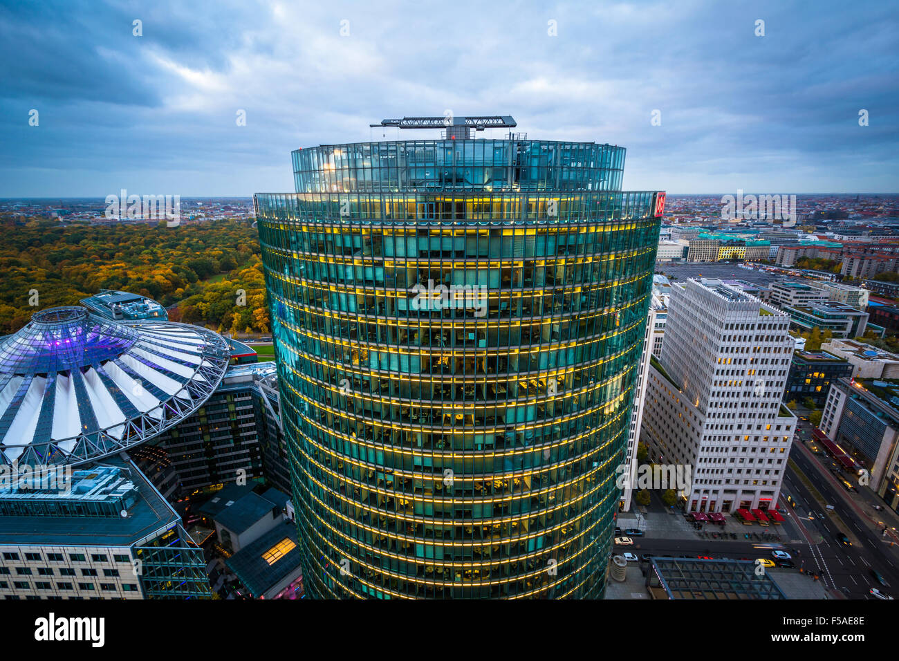 Vista degli edifici moderni a Potsdamer Platz a Berlino, Germania. Foto Stock