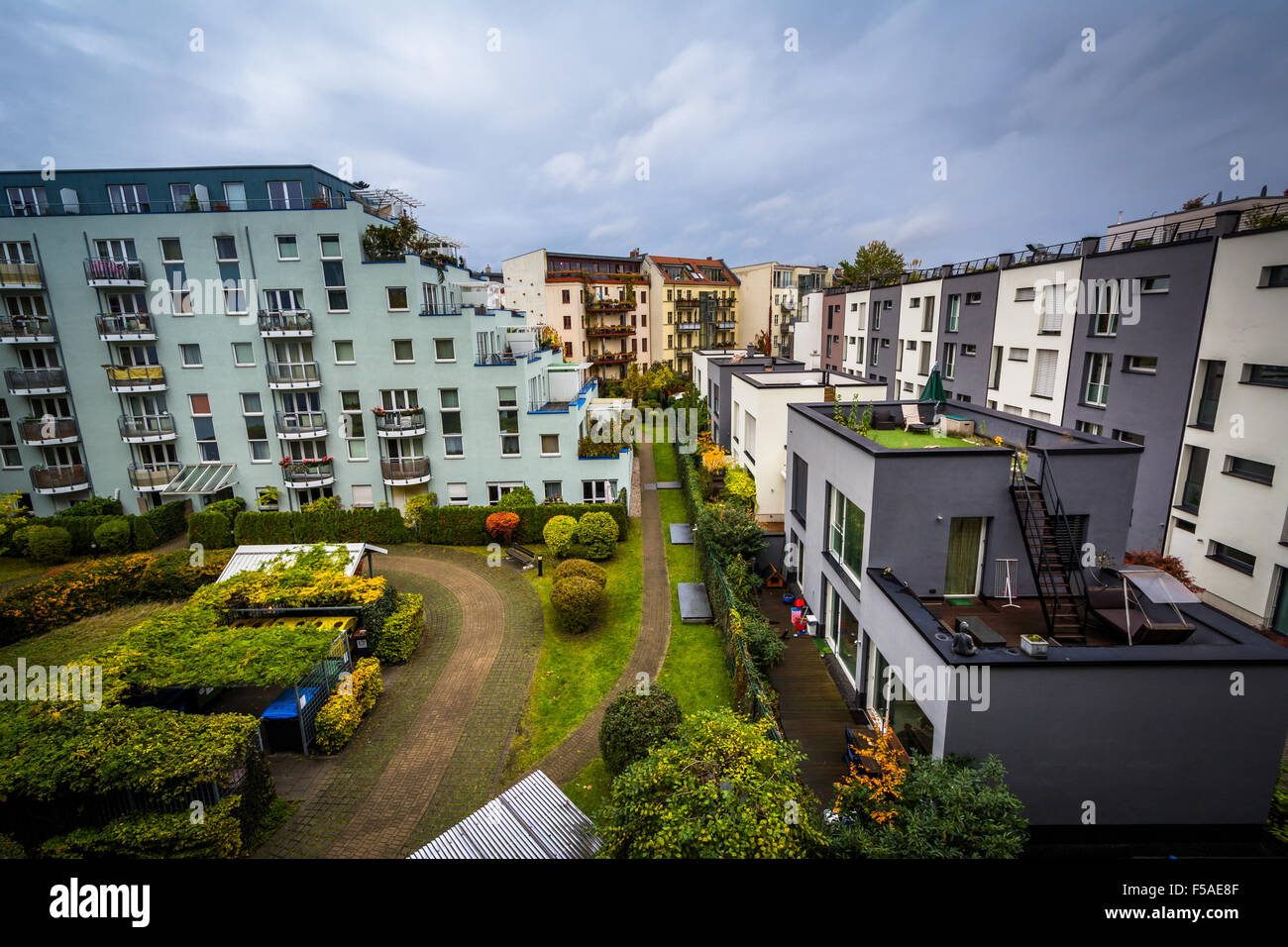 Vista di edifici di appartamenti e un parco a Berlino, Germania. Foto Stock