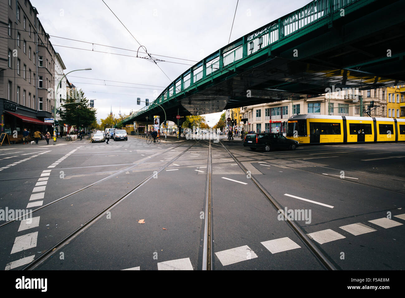 I binari del tram e intersezione sulla metropolitana di Eberswalder Straße a Berlino, Germania. Foto Stock