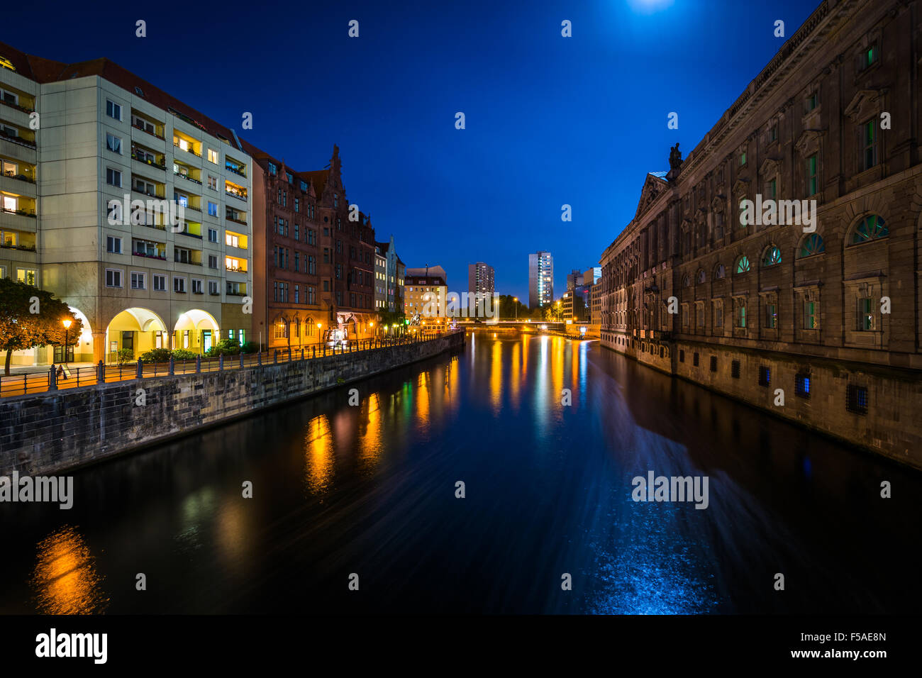 Il fiume Sprea a notte, nel quartiere Mitte di Berlino, Germania. Foto Stock
