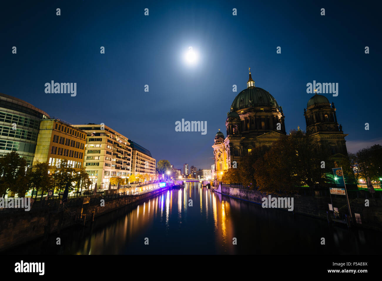 La Cattedrale di Berlino e la Sprea di notte, a Berlino, Germania. Foto Stock