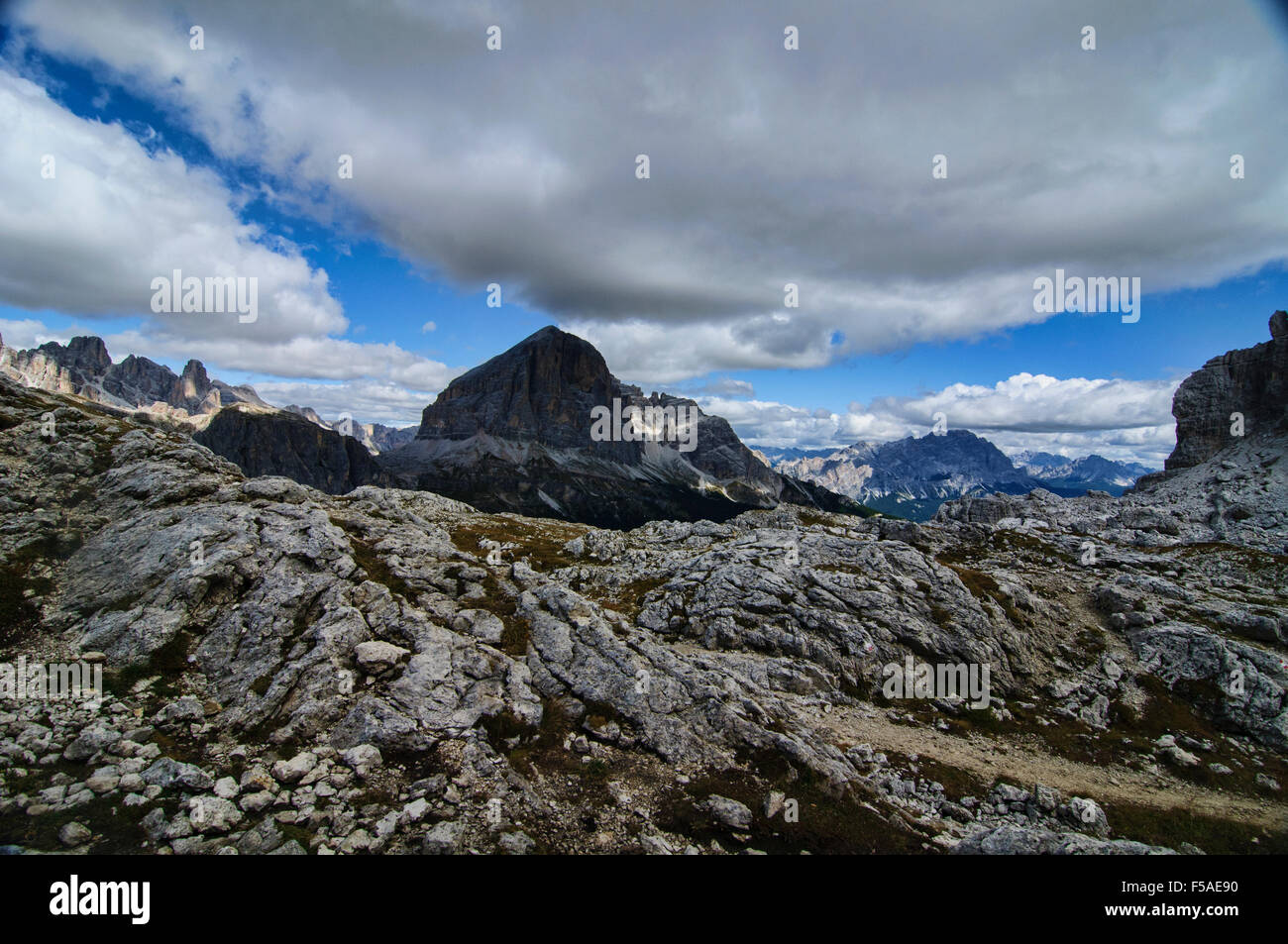 Meteo nuvoloso dal Nuvolau, sopra il Passo Falzarego, Belluno, Italia Foto Stock