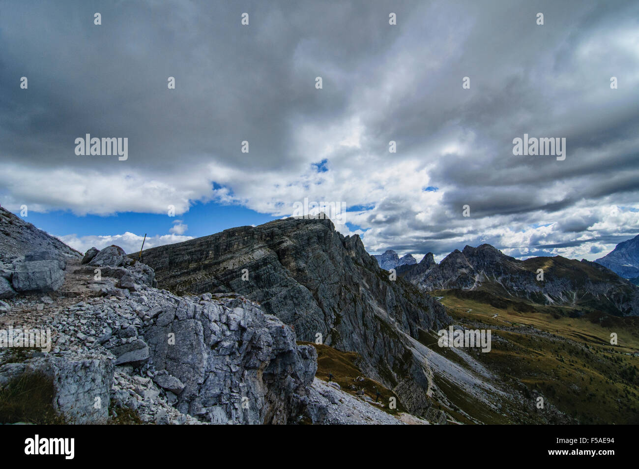 Meteo nuvoloso dal Nuvolau, sopra il Passo Falzarego, Belluno, Italia Foto Stock