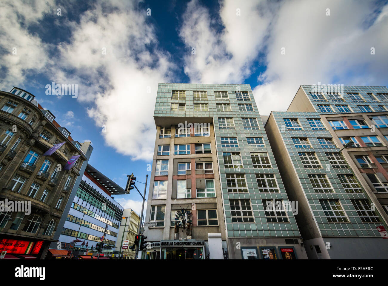 Edifici moderni lungo Rudi-Dutschke-Straße a Berlino, Germania. Foto Stock