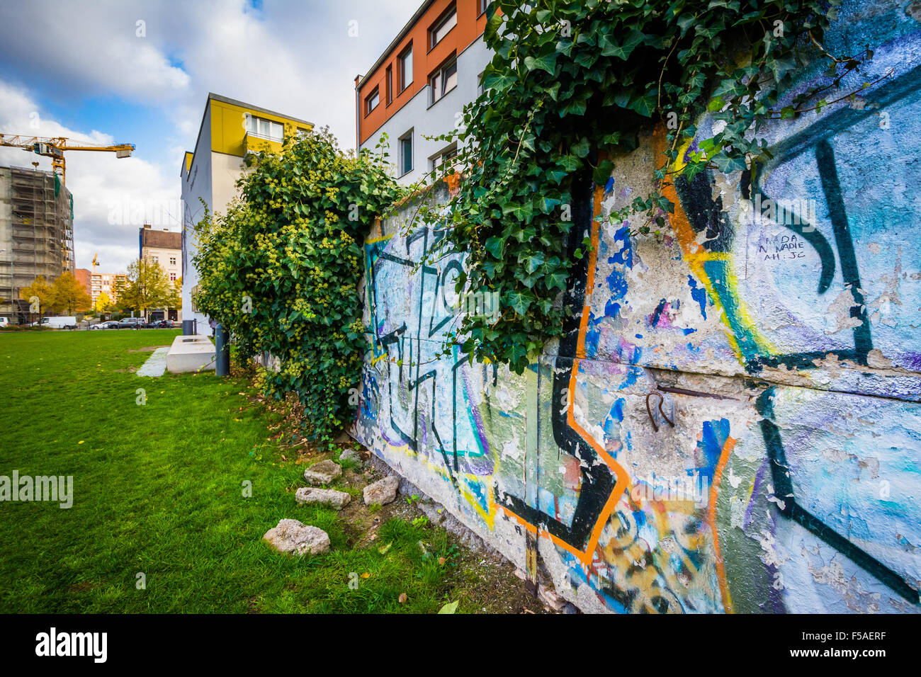 Graffiti sui resti del muro di Berlino, Berlino, Germania. Foto Stock