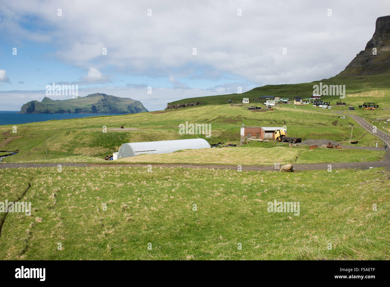 Gasadalur sulle Isole Faerøer come visto dalla strada che conduce verso il villaggio su un Funzionario Ministeriale Foto Stock