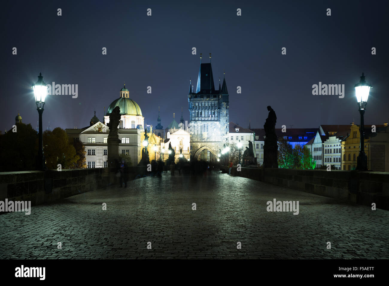 Il Ponte Carlo di notte, a Praga, Repubblica Ceca. Foto Stock