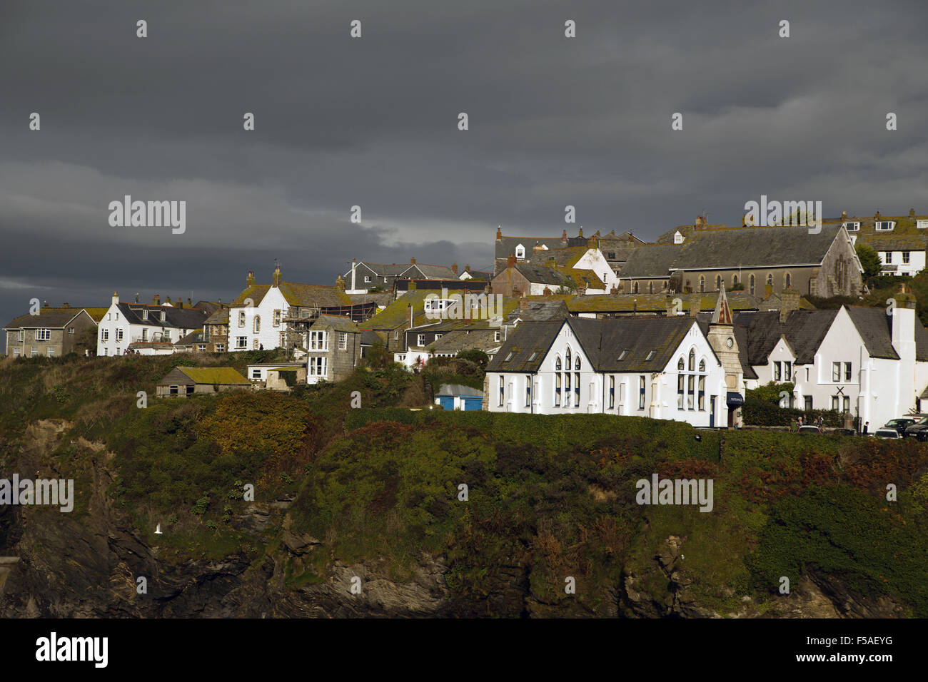 Tetti e pareti dipinte di bianco a Port Isaac, Cornwall. Foto Stock