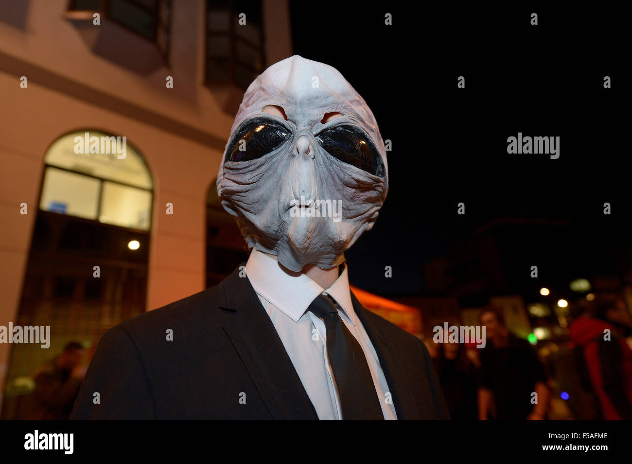 Londonderry, Irlanda del Nord. Il 31 ottobre, 2015. Persone vestite in costumi di Halloween a Londonderry (Derry). Derry ospita la più grande strada di Halloween carnevale in Europa per attrarre alcuni 40.000 festaioli. La città è stata recentemente votato come il numero uno Halloween destinazione in tutto il mondo in un quotidiano USA Today poll. Credito: George Sweeney / Alamy Live News Foto Stock