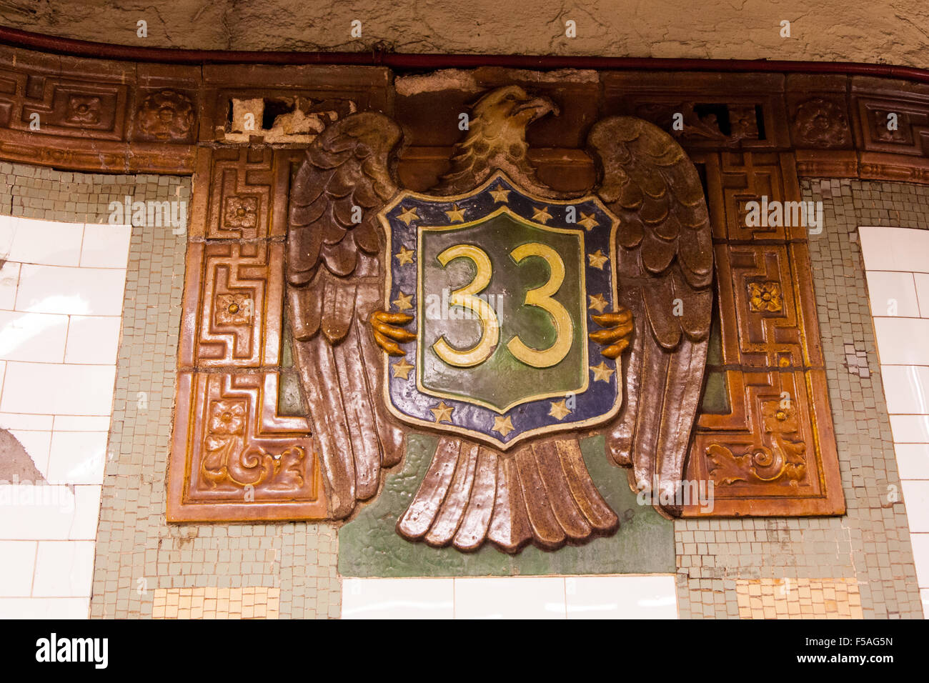 Xxxiii Street Subway Station segno di mosaico, Manhattan, New York City, Stati Uniti d'America. Foto Stock