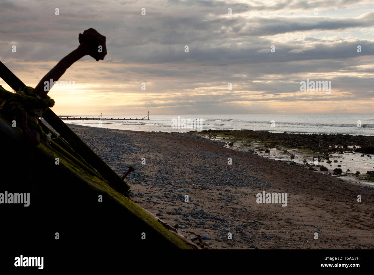 Travagliato mare difese a West Runton Beach, Norfolk, Regno Unito Foto Stock