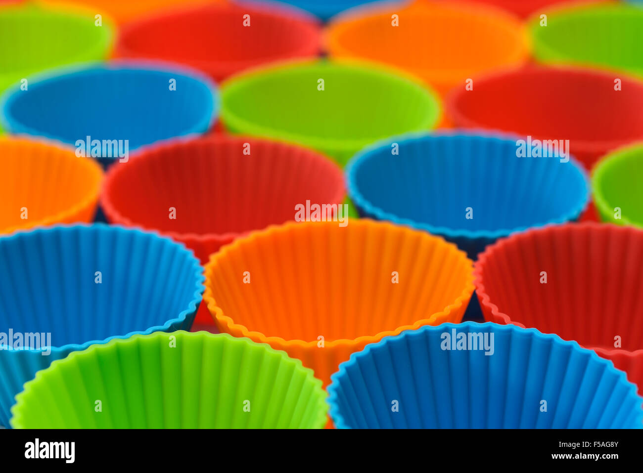 Colorato resistente al calore con bicchieri di plastica per rendere i tortini Foto Stock