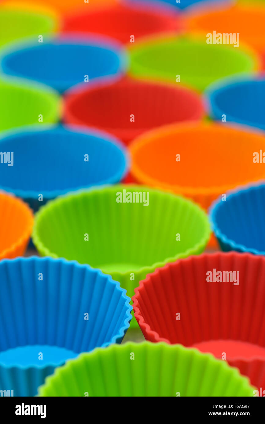 Silicone colorate con bicchieri di plastica per rendere i tortini di sfocatura in retro Foto Stock