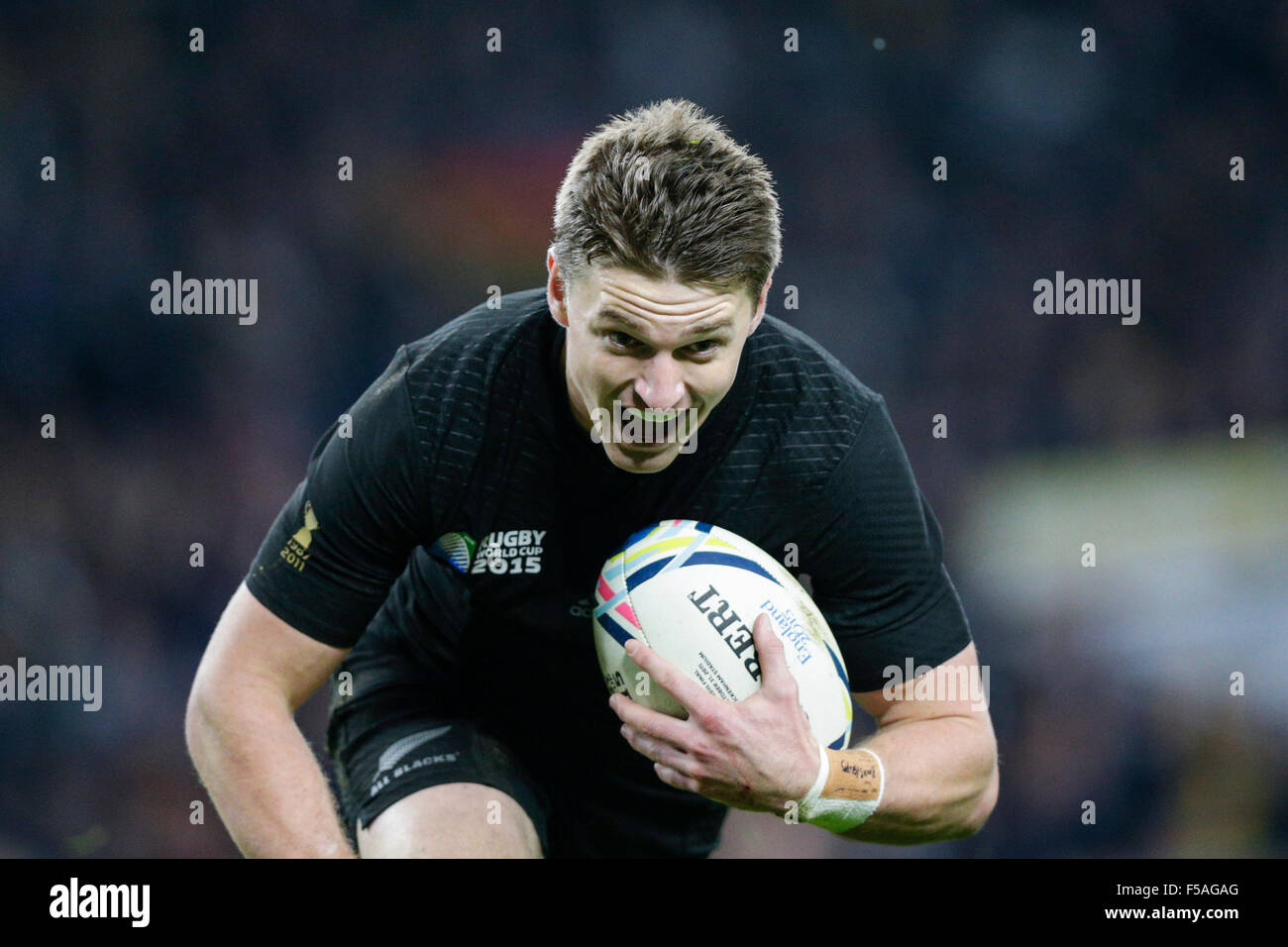 Twickenham, Londra, Regno Unito. 31 ott 2015. Coppa del Mondo di Rugby finale. Nuova Zelanda contro Australia. Nuova Zelanda sostituzione outhalf Beauden Barrett immersioni oltre al cliente il suo lato della terza prova per sigillare la vittoria Credit: Azione Plus sport/Alamy Live News Foto Stock