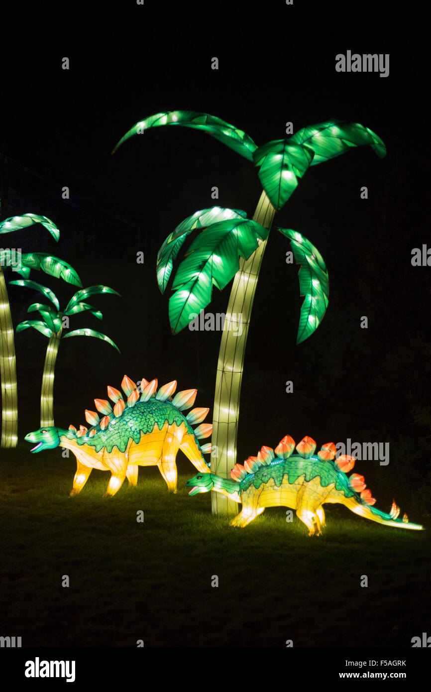 Lanterne di dinosauri al Festival delle Lanterne di Illuminasia di notte, fatte a mano da artigiani, alimentate da luci LED a risparmio energetico Foto Stock