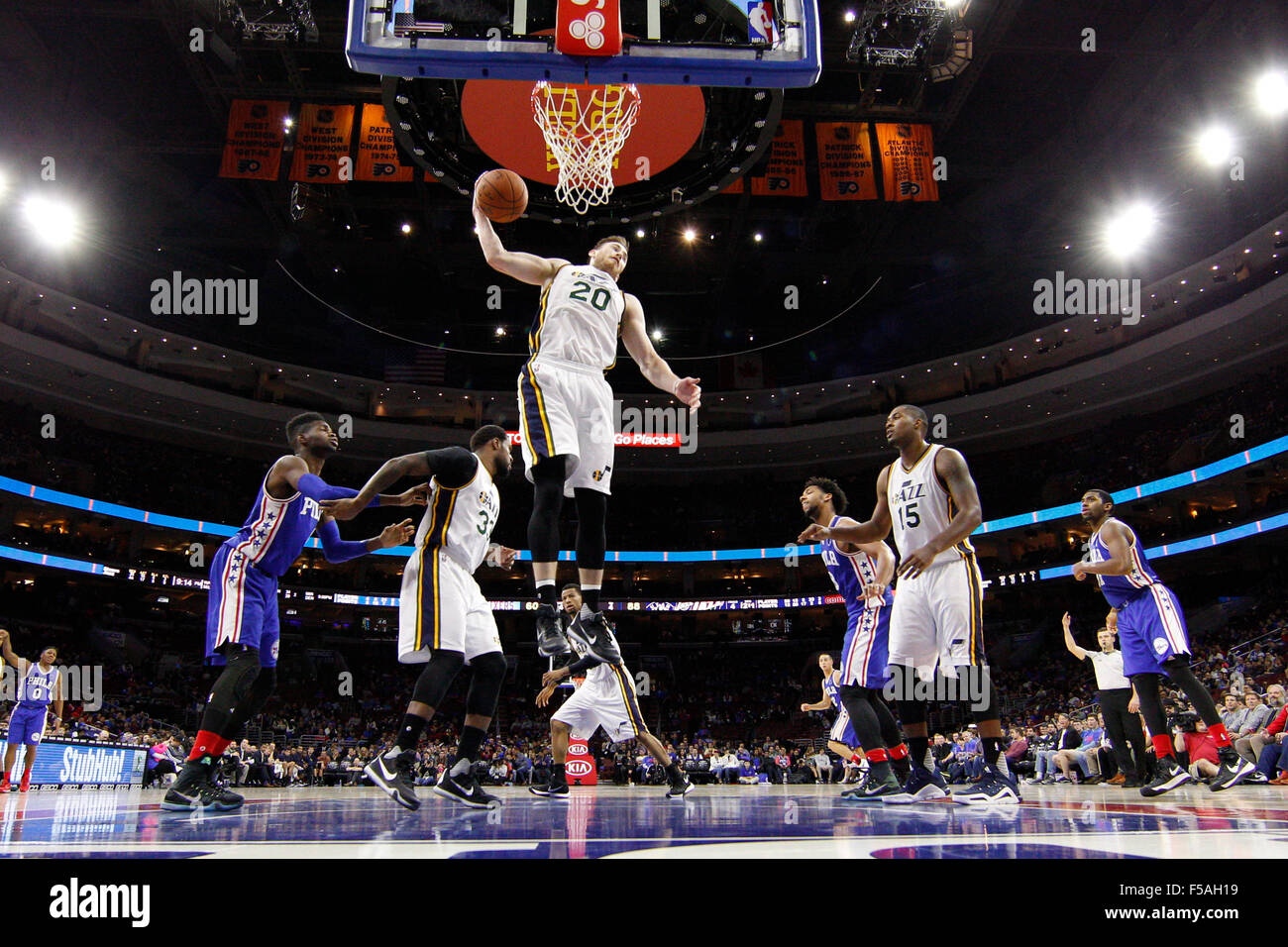 Ottobre 30, 2015: Utah Jazz guard Gordon Hayward (20) tira verso il basso il rimbalzo durante il gioco NBA tra Utah Jazz e la Philadelphia 76ers presso la Wells Fargo Center di Philadelphia, Pennsylvania. Utah Jazz ha vinto 99-71. Christopher Szagola/CSM Foto Stock