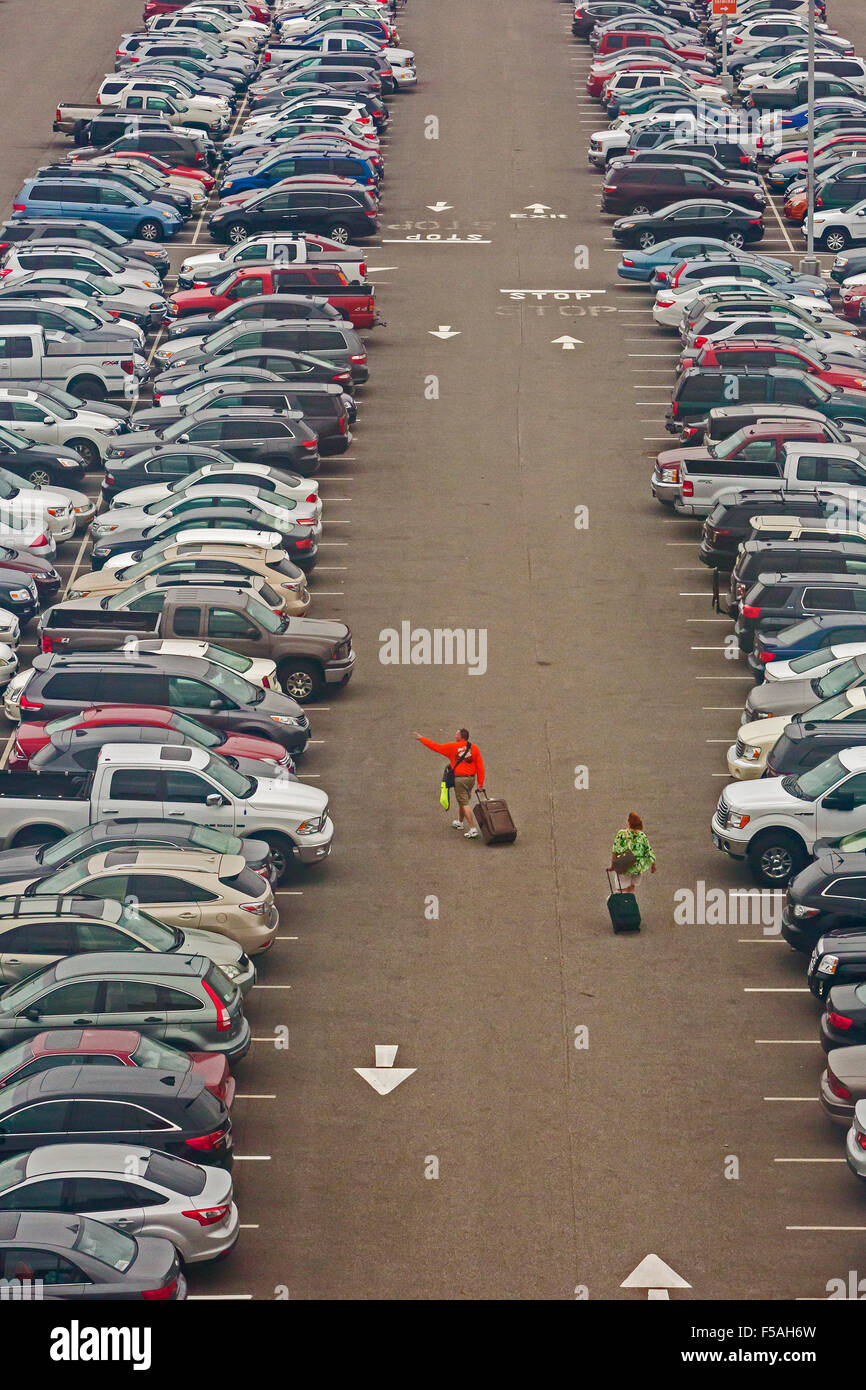 Cleveland, Ohio - un uomo e una donna che cerca la propria auto in un parcheggio a Cleveland Hopkins International Airport. Foto Stock