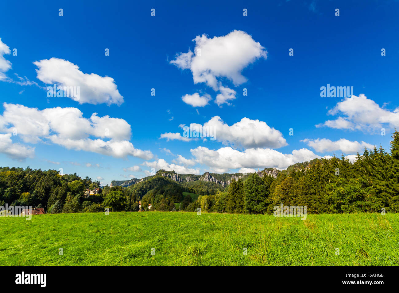 Bel tramonto su campagna paesaggio di dolci colline con raggi di sole cielo di perforazione e la collina di illuminazione Foto Stock