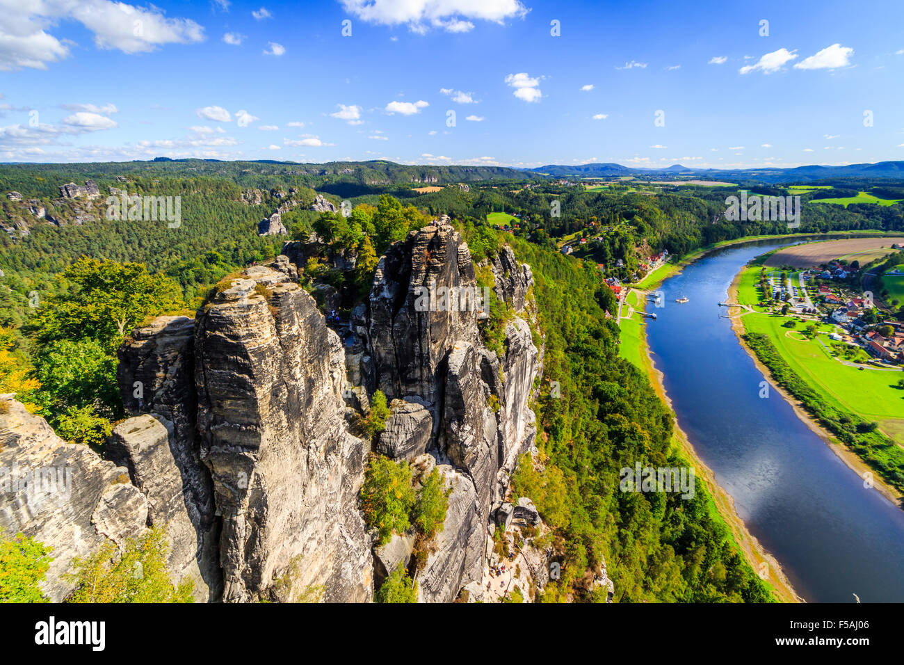 Vista dal punto di vista di Bastei nella Svizzera sassone in Germania per la città e il fiume Elba in una giornata di sole in autunno Foto Stock