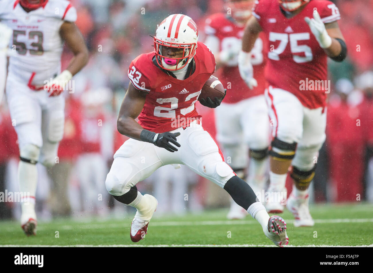 Madison, WI, Stati Uniti d'America. 31 ott 2015. Wisconsin Badgers running back osare Ogunbowale #23 in azione durante il NCAA Football gioco tra la Rutgers Scarlet Knights e il Wisconsin Badgers a Camp Randall Stadium di Madison, WI. Wisconsin sconfitto Rutgers 48-10. John Fisher/CSM/Alamy Live News Foto Stock