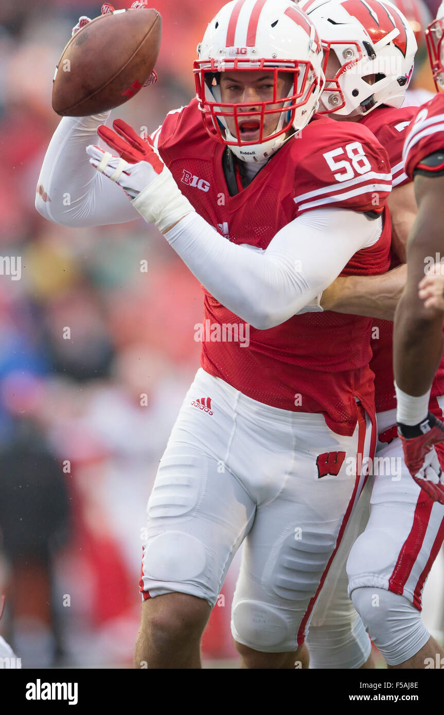 Madison, WI, Stati Uniti d'America. 31 ott 2015. Wisconsin Badgers linebacker Joe Schobert #58 recupera un fumble durante il NCAA Football gioco tra la Rutgers Scarlet Knights e il Wisconsin Badgers a Camp Randall Stadium di Madison, WI. Wisconsin sconfitto Rutgers 48-10. John Fisher/CSM/Alamy Live News Foto Stock