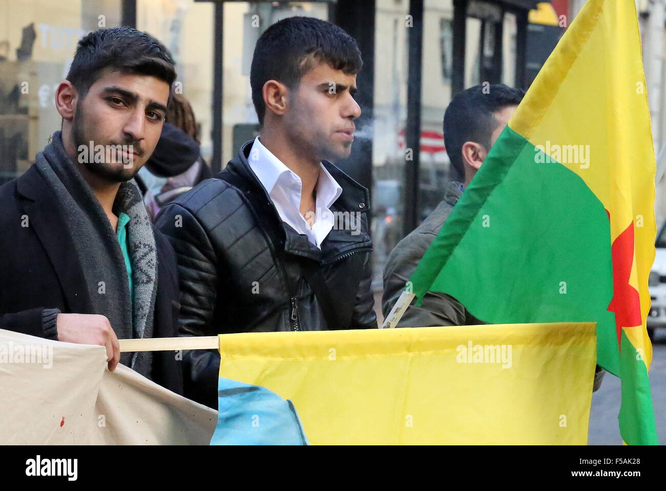 Torino, Italia. 31 ott 2015. Cittadini curdi che vivono a Torino la protesta contro il governo turco in merito influenzano il movimento curdo. Domenica, sarà la Turchia a tenere una elezione nazionale. La votazione si svolge in un clima di autentica tensione e la polarizzazione. Mesi di campagna concertata da parte della Turchia di principali partiti politici hanno accentuato il senso della divisione all interno del paese. Recep Tayyip Erdogan, che ha governato per 13 anni come Primo Ministro o Presidente, è un uomo sia amato o disprezzato dal suo popolo. Credito: Massimiliano Ferraro/Pacific Press/Alamy Live News Foto Stock