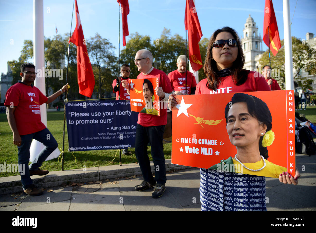 Lega nazionale per la democrazia in Birmania la campagna al di fuori del Parlamento a Londra, Gran Bretagna, Regno Unito Foto Stock