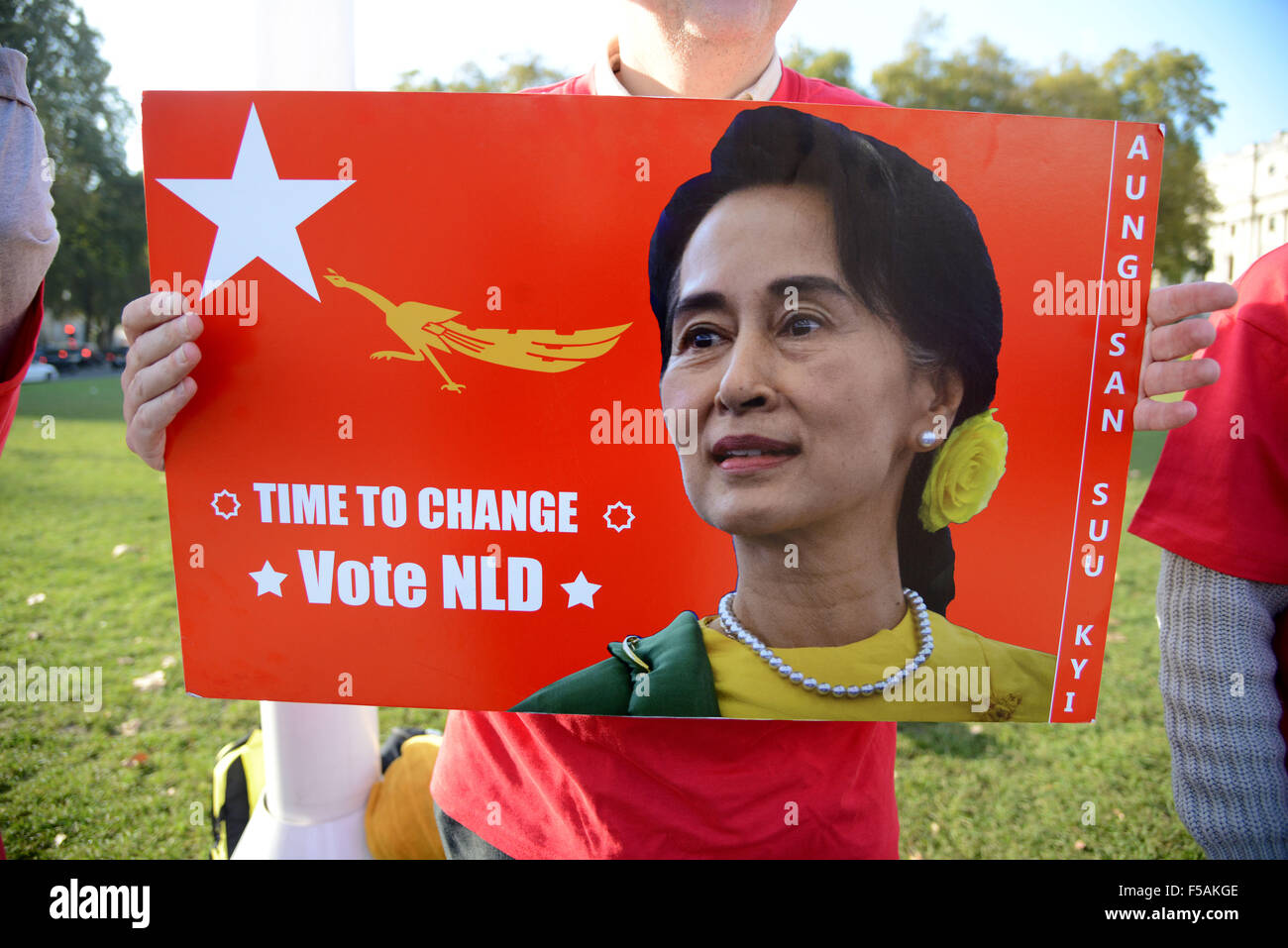 Lega nazionale per la democrazia in Birmania la campagna al di fuori del Parlamento a Londra, Gran Bretagna, Regno Unito Foto Stock