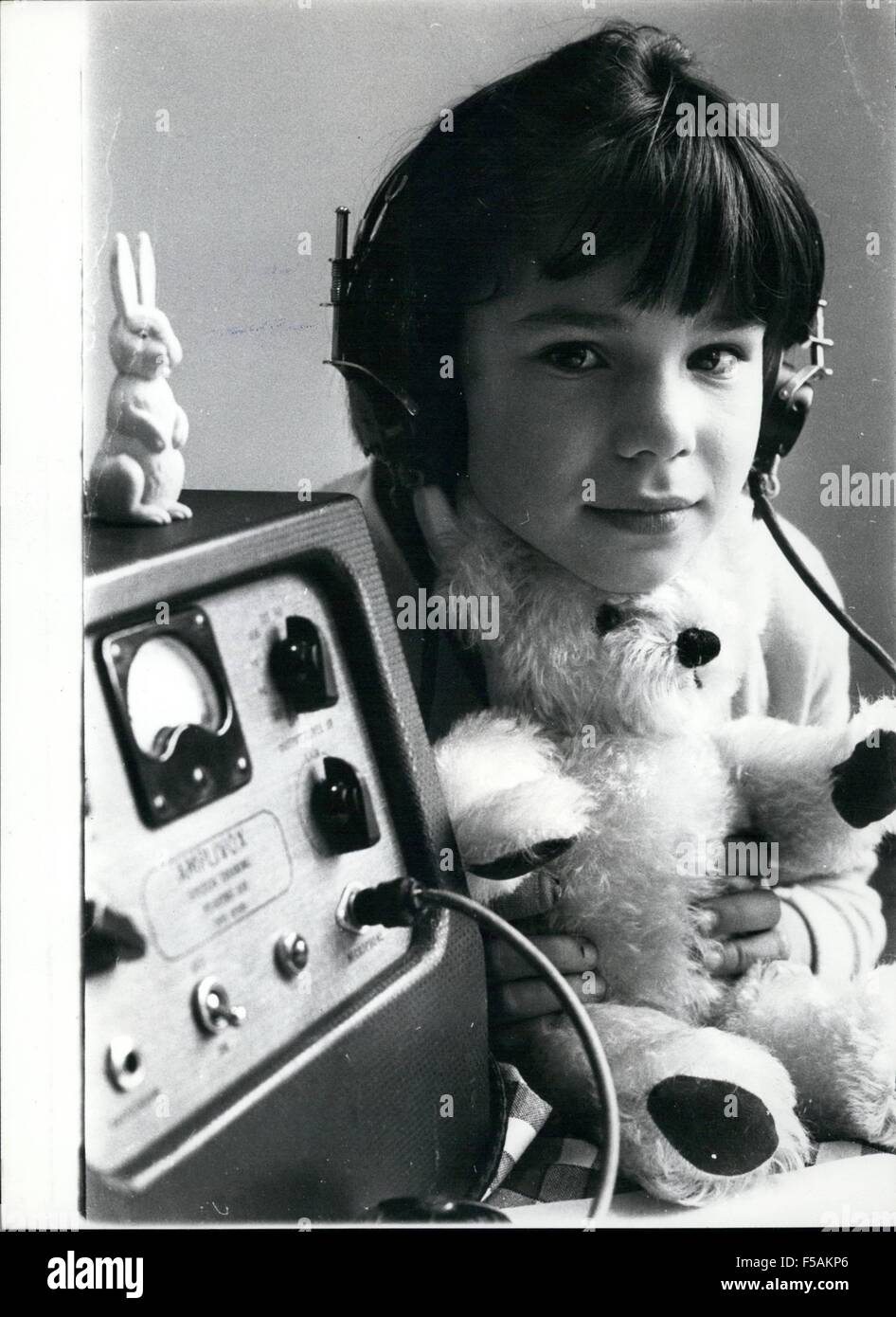 1968 - Ascolto Sharon Martin, 6, ascolta attentamente come il suo maestro parla al suo oltre gli auricolari. Ella è imparare una nuova frase. ''Questo è un orsacchiotto' © Keystone Pictures USA/ZUMAPRESS.com/Alamy Live News Foto Stock