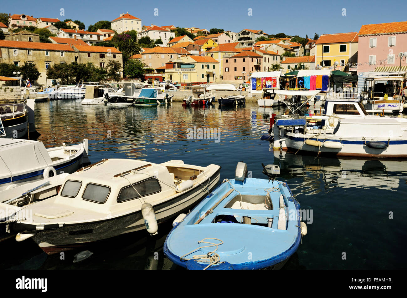 Le barche nel porto di Sali, il più grande villaggio su Dugi Otok, contea di Zara, Croazia Foto Stock