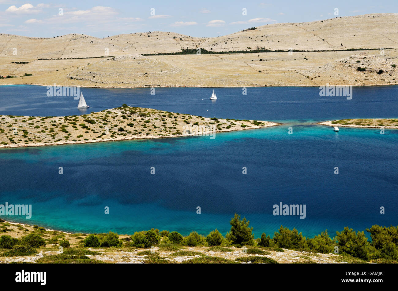 Barche a vela nel Parco Nazionale di Kornati da Levrnaka island, Dalmazia, Croazia Foto Stock