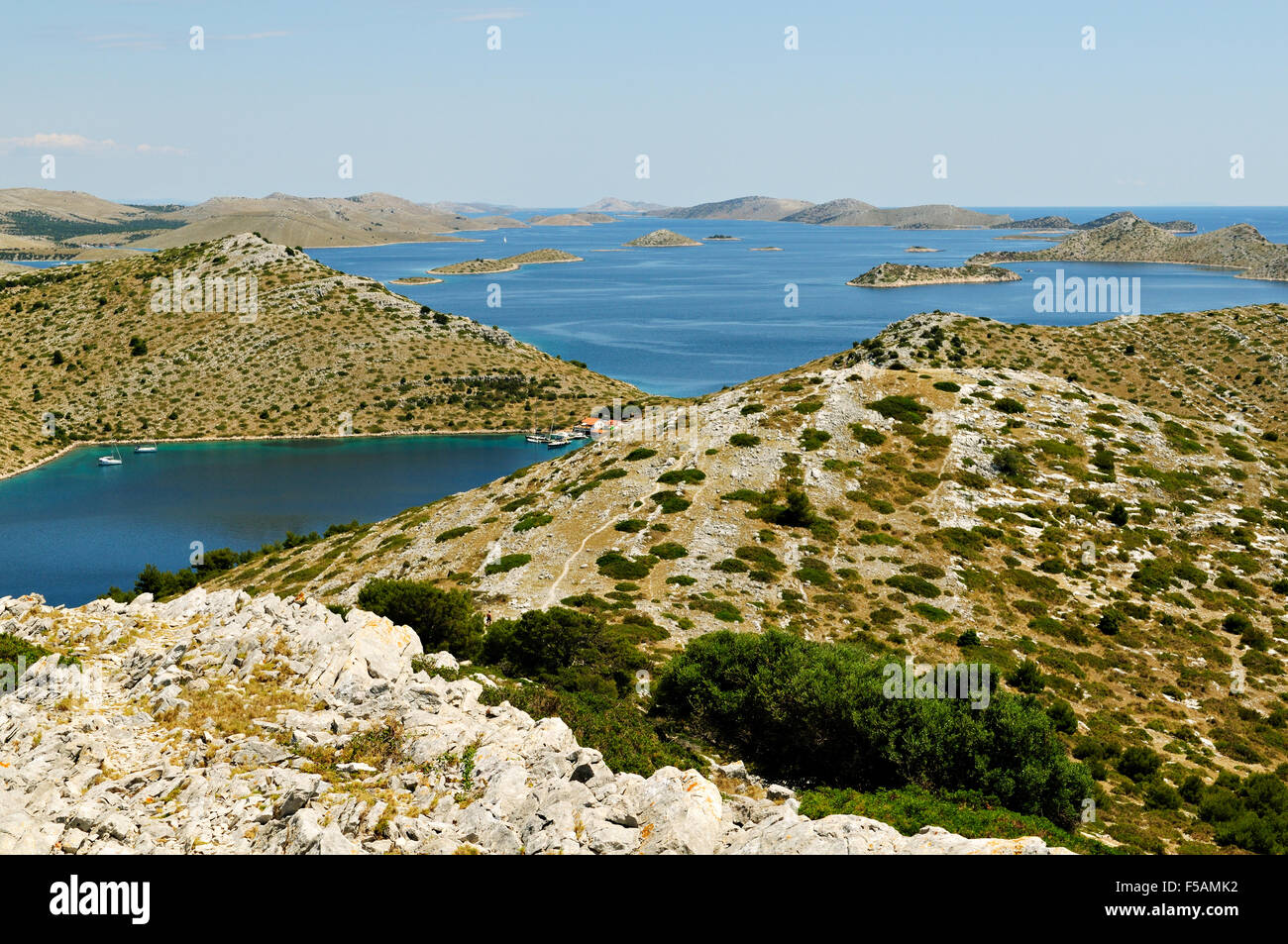 Molte isole dell'arcipelago Kornati dalla sommità di Levrnaka, Dalmazia, Croazia Foto Stock