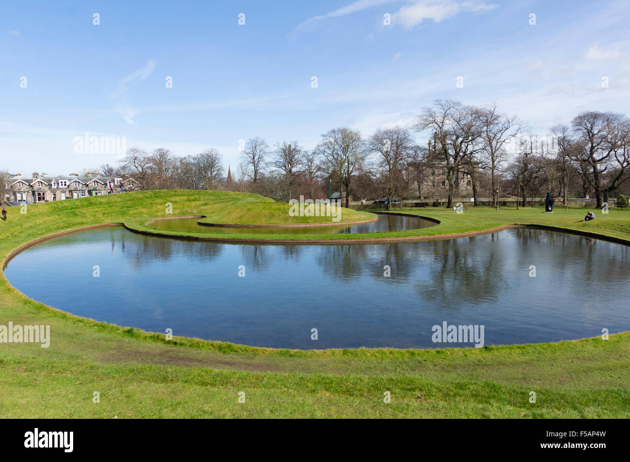 Scottish Galleria Nazionale di Arte Moderna, Edimburgo. Il lago e il paesaggio del parco. Rilievi da Charles Jencks. Foto Stock