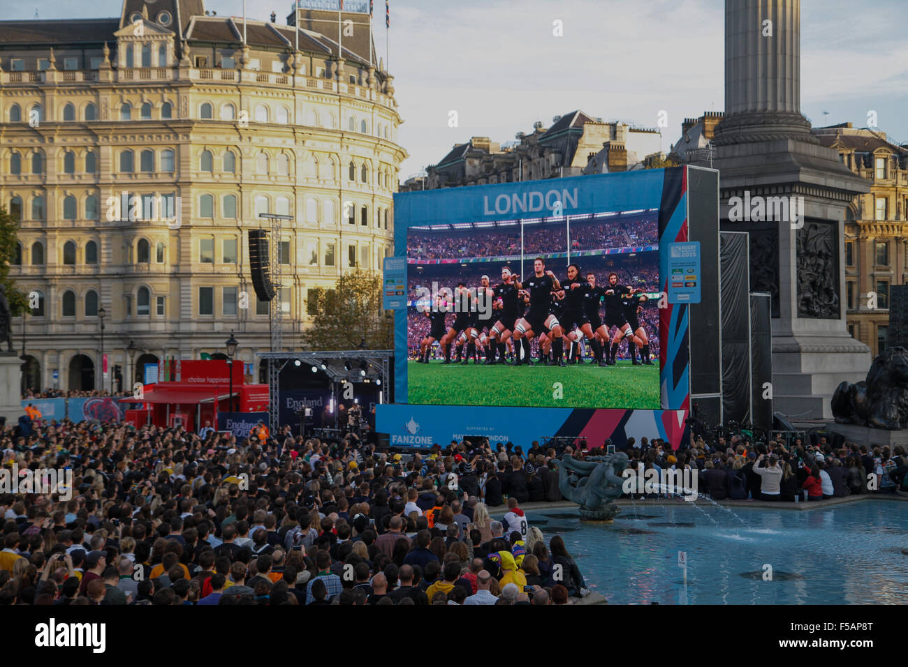 Londra, Regno Unito. Il 31 ottobre 2015. Nuova Zelanda visto sul grande schermo a Trafalgar Square Fanzone facendo la haka durante la loro partita finale della Coppa del Mondo di Rugby 2015 contro l'Australia. Credito: Elsie Kibue / Alamy Live News Foto Stock