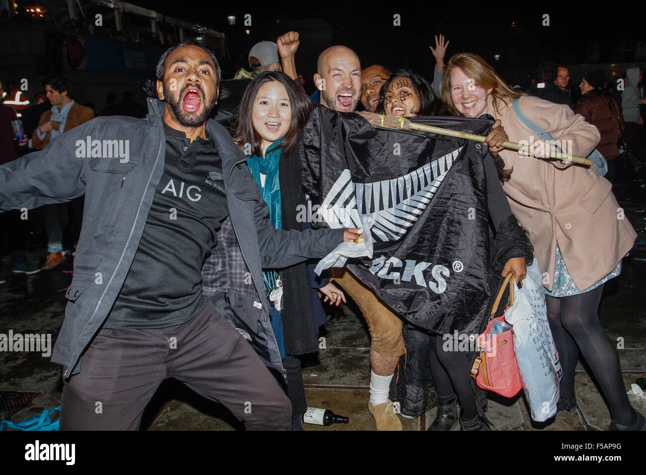 Londra, Regno Unito. Il 31 ottobre 2015. La Nuova Zelanda di ventilatori in Trafalgar Square Fanzone celebrare come gli All Blacks vincere la Coppa del Mondo di Rugby 2015. Credito: Elsie Kibue / Alamy Live News Foto Stock