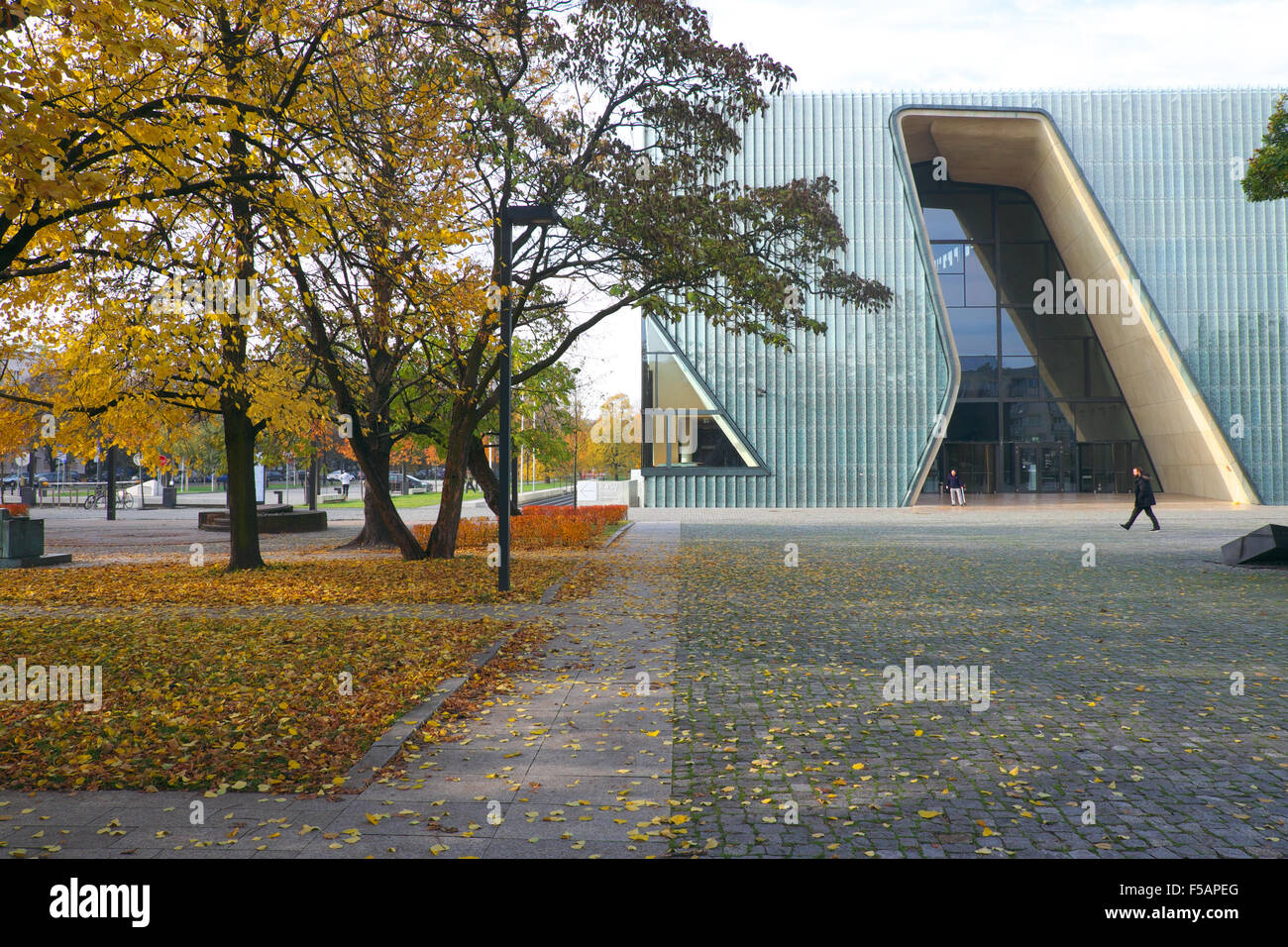 Varsavia Polonia autunno alberi al di fuori del nuovo POLIN Museo di Storia di ebrei polacchi nell'ex ghetto Foto Stock