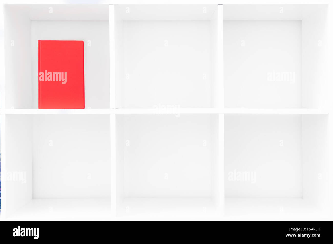 Libro rosso svuotate verticale sulla copertura cubica scaffale bianco con spazio di copia Foto Stock