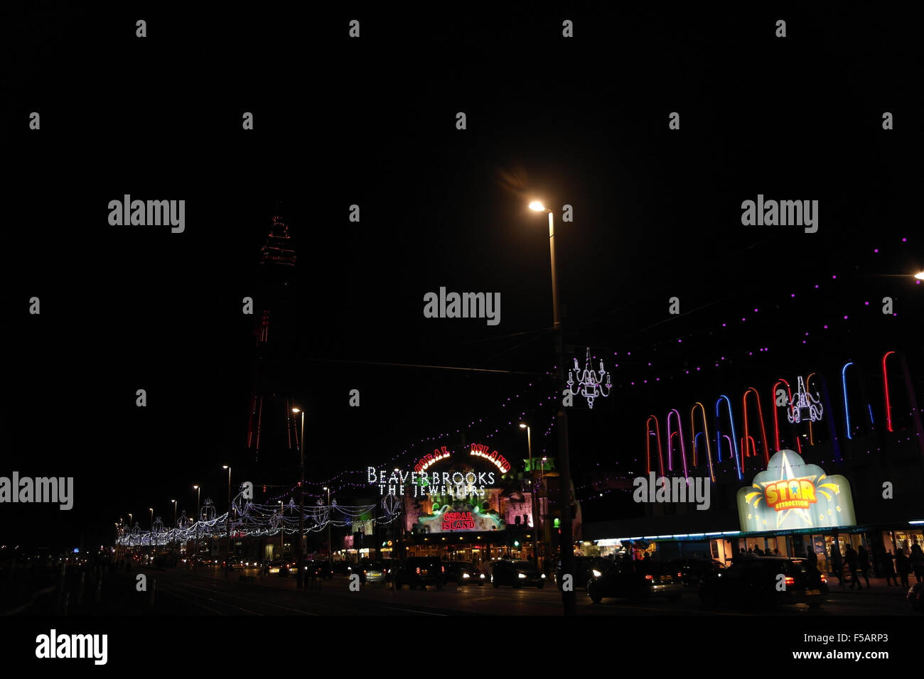 Notte obliqua di visualizzare il traffico di persone lungo la Central Promenade di attrazione a Bling IIluminations e Blackpool Tower, 2013 Foto Stock