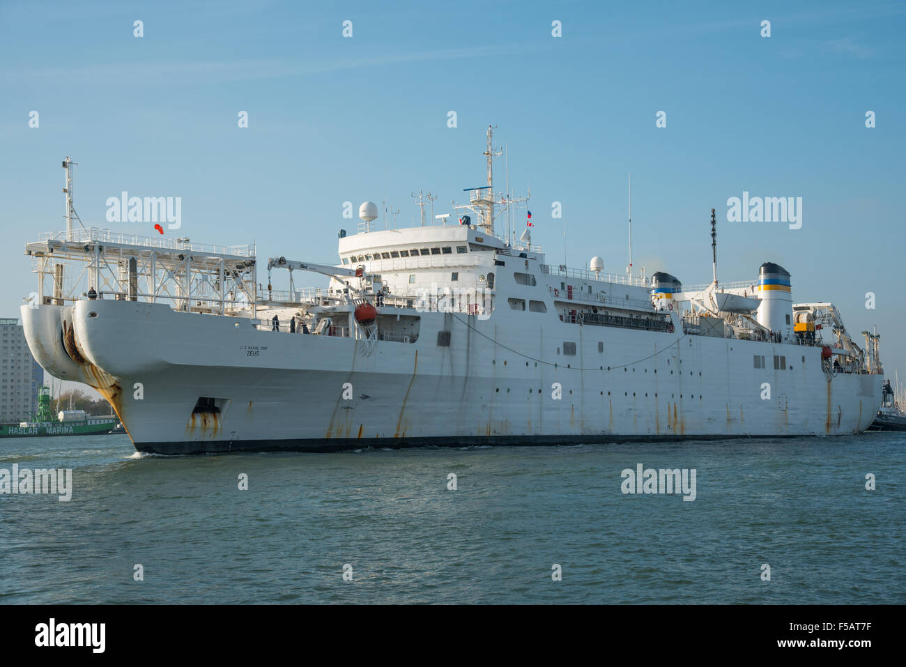 Noi di mezzi navali Zeus (T-ARC-7) una posa di cavi e riparare la nave in partenza di Portsmouth, Regno Unito il 31 ottobre 2015. Foto Stock