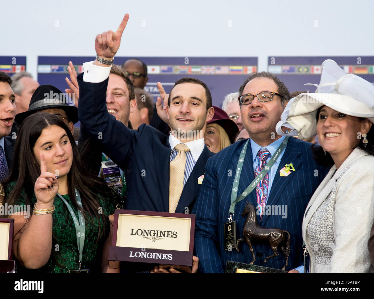 Lexington, Kentucky, Stati Uniti d'America. 31 ott 2015. Ottobre 31, 2015 : American Pharoah proprietari Justin Zayat (centro) e Ahmed Zayat celebrare dopo aver vinto il Breeders' Cup Classic Grado (MI) in Lexington, Kentucky il 1 novembre 2015. Scott Serio/ESW/CSM/Alamy Live News Foto Stock