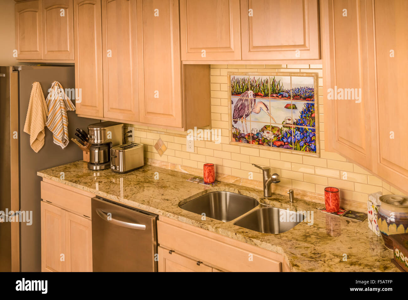 Ristrutturato Cucina con bancone in granito e piastrelle backsplash Foto Stock