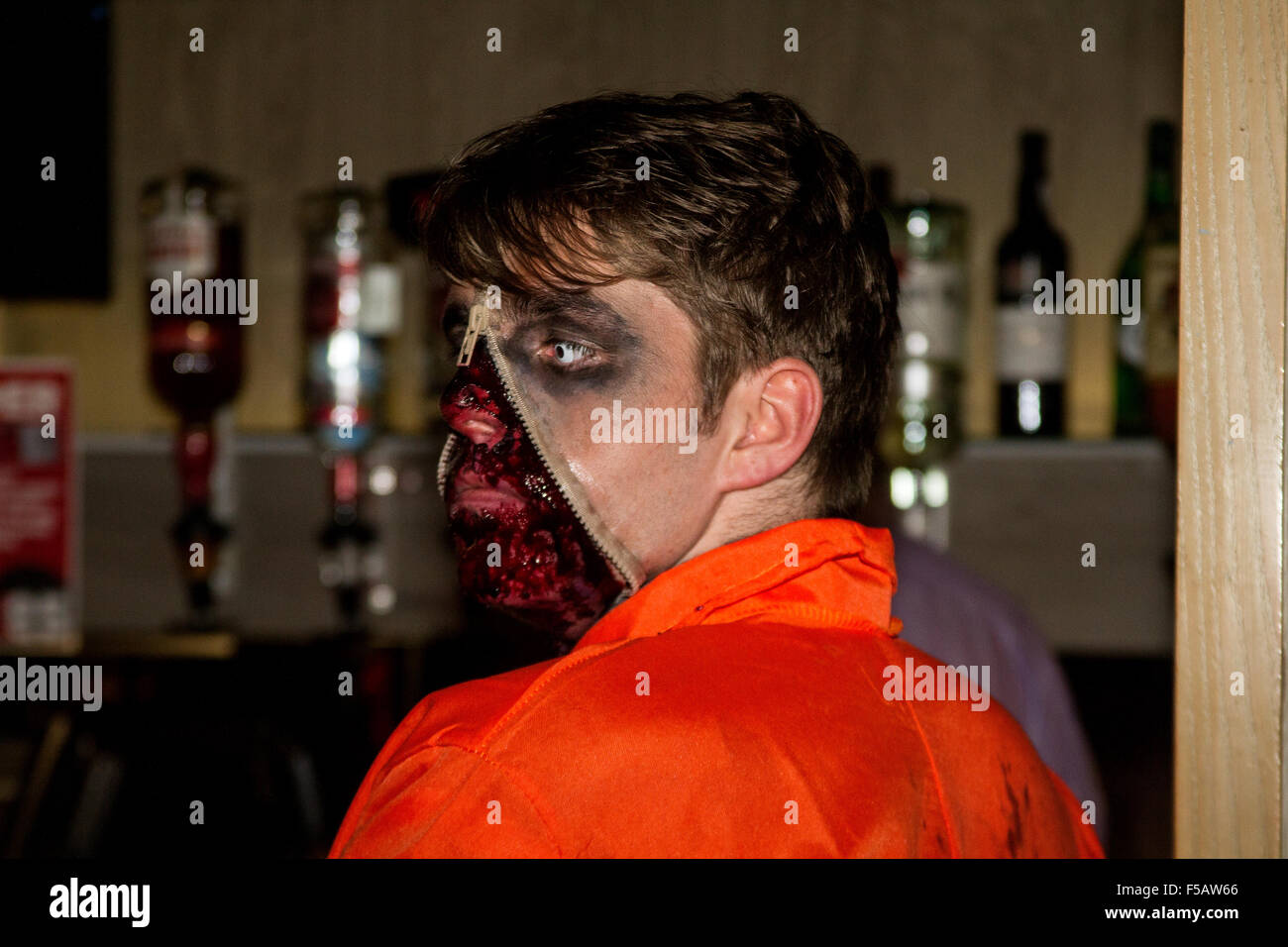 Dundee, Tayside, Scozia, Regno Unito, 31 ottobre 2015 Halloween fundraiser event per la baia di speciale bimbo di unità al Ninewells Hospital che si è tenuto presso il Downfield Social Club di Dundee. © Dundee fotografico / Alamy Live News. Foto Stock