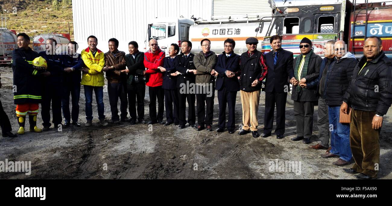(151101) -- RASUWA, nov. 1, 2015 (Xinhua) -- Testa del politico e la sezione News presso l'ambasciata cinese in Nepal Cheng Ji (8R), ambasciatore nepalese in Cina Mahesh Maskey (7R) lungo con i cinesi e nepalesi per i funzionari e gli altri si stringono la mano durante la cerimonia di passaggio di carburante concessione della Cina al Kerung-Rasuwagadhi punto di confine in Nepal, il 31 ottobre 2015. Il Nepal ha ricevuto il primo lotto di combustibile cinese concessione Sabato notte. (Xinhua/Sunil Sharma) Foto Stock
